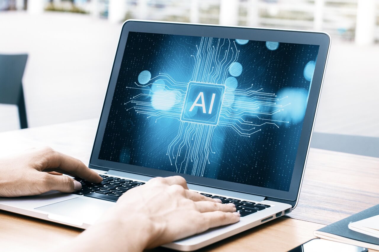 Praca z AI na laptopie